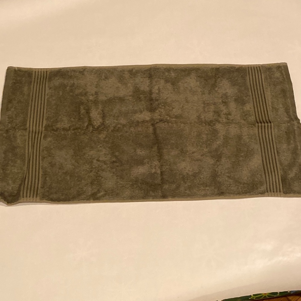 NEW BNWOT Home spa Olive green Large  Hand towel 15.5" x 29